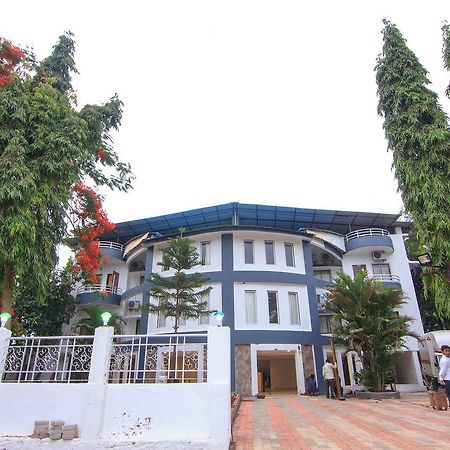 Strand Resort Lonavala Exteriör bild