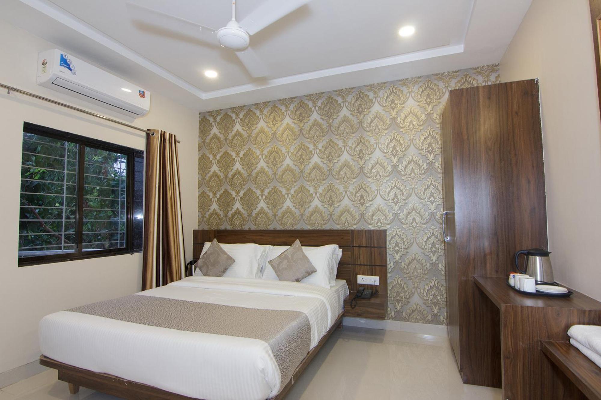 Strand Resort Lonavala Exteriör bild