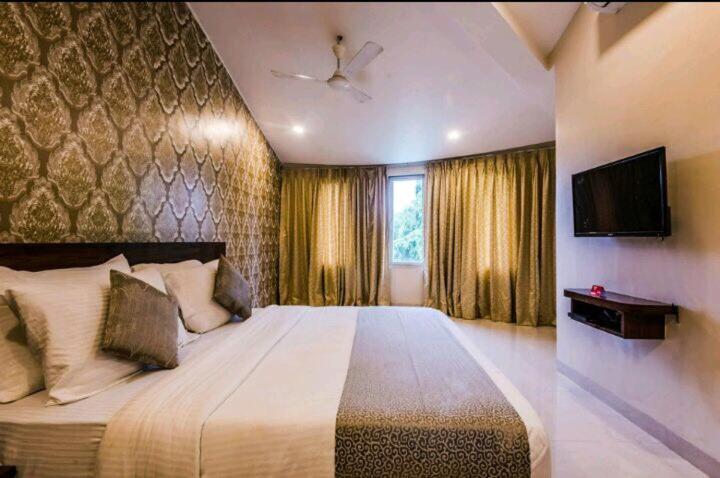 Strand Resort Lonavala Exteriör bild