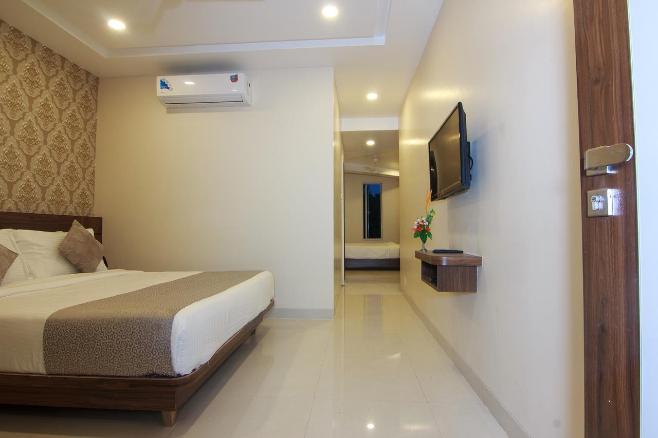 Strand Resort Lonavala Exteriör bild