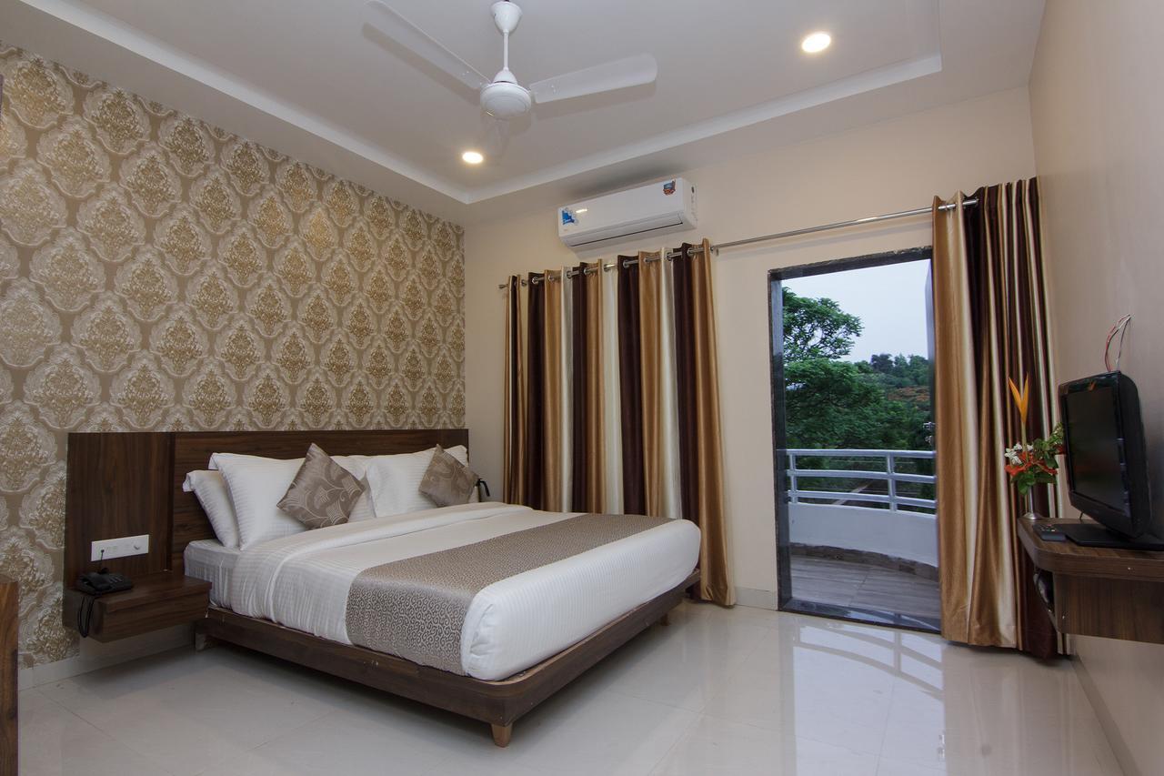 Strand Resort Lonavala Exteriör bild
