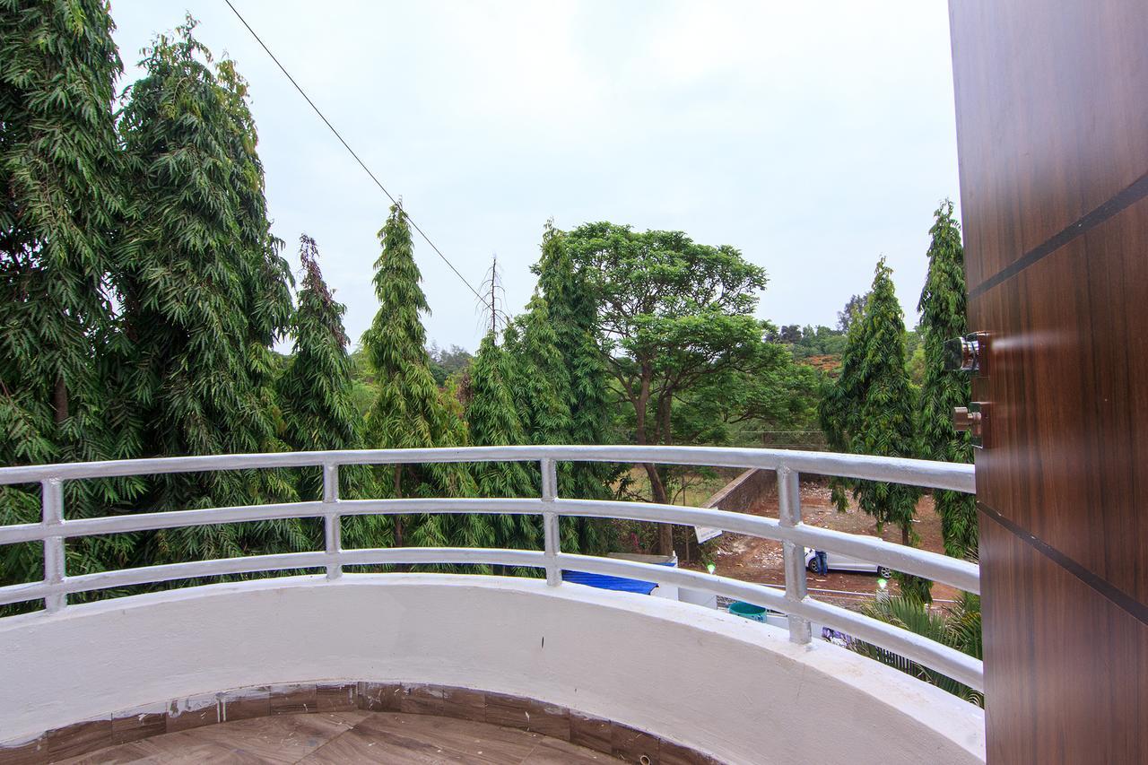 Strand Resort Lonavala Exteriör bild
