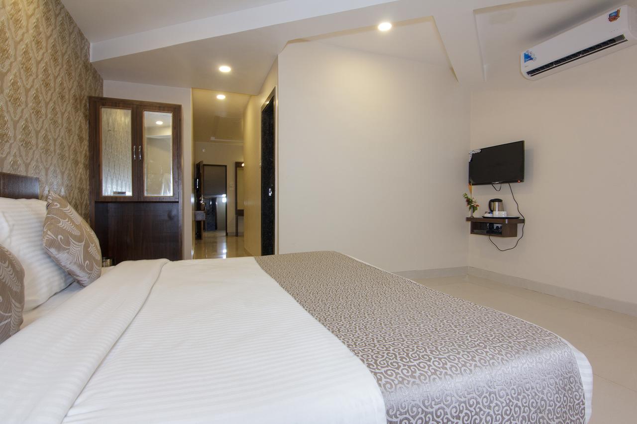 Strand Resort Lonavala Exteriör bild
