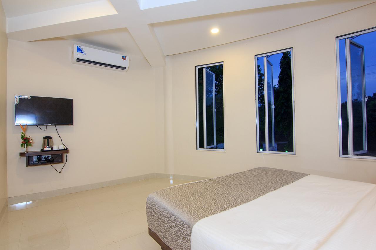 Strand Resort Lonavala Exteriör bild