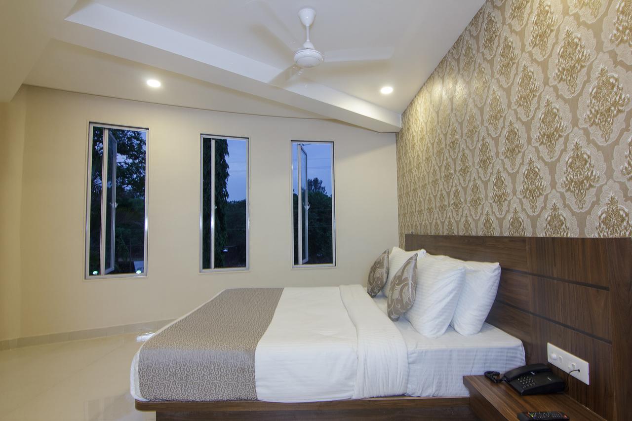 Strand Resort Lonavala Exteriör bild