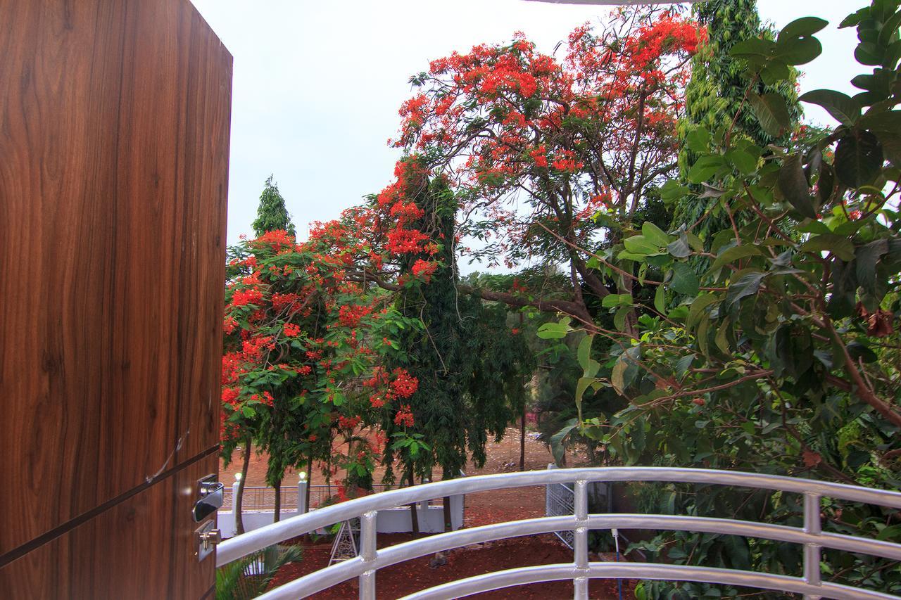 Strand Resort Lonavala Exteriör bild