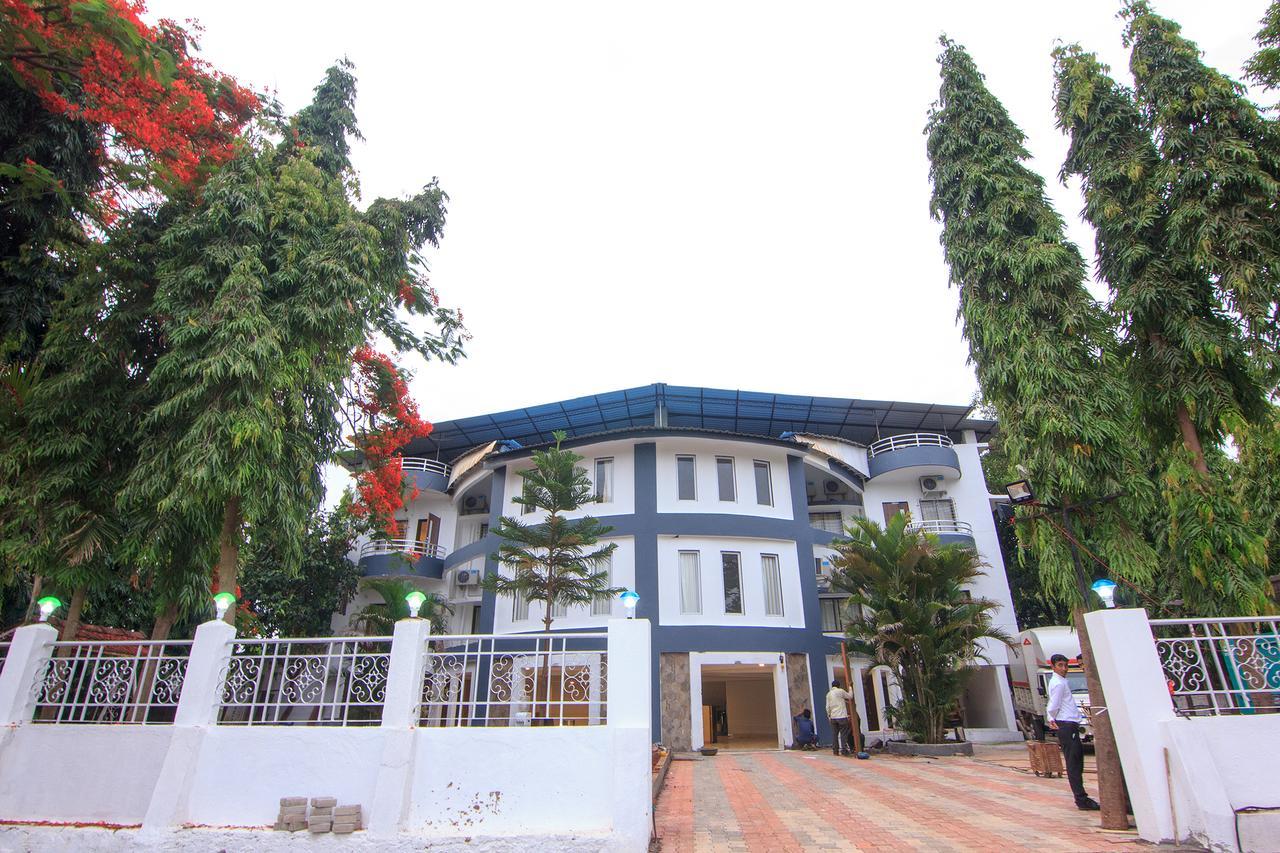 Strand Resort Lonavala Exteriör bild